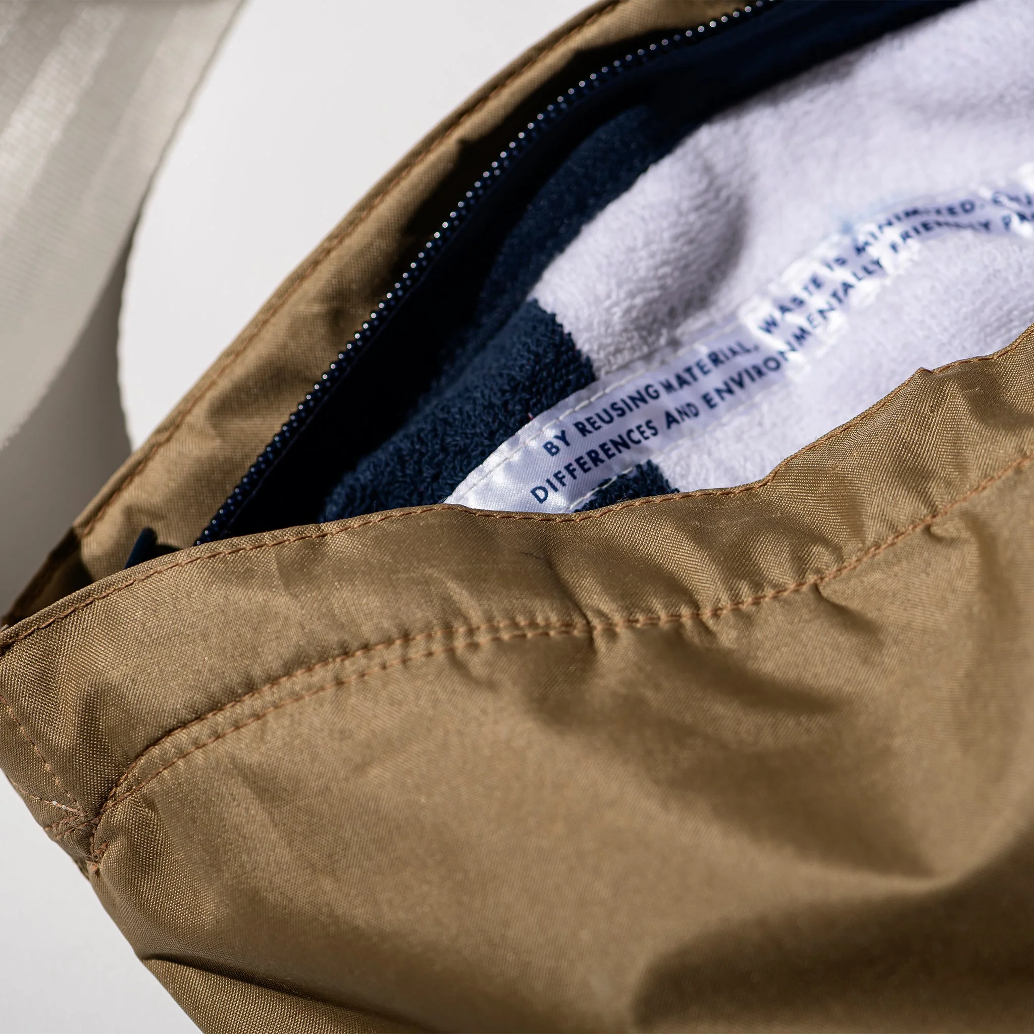 RUBBERIZED FABRIC BAG W/ZIPPER - LIM.ED. - Image 3
